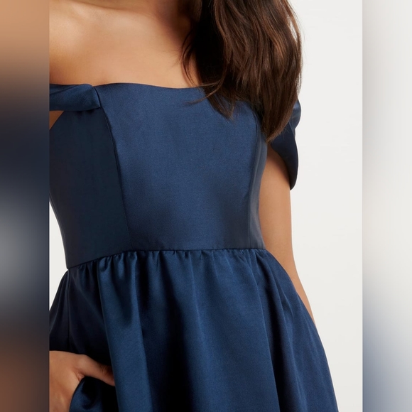 SOLD! Ever new Melbourne (a.k.a Forever new)-off the shoulder dress size 0/XS - Picture 7 of 7